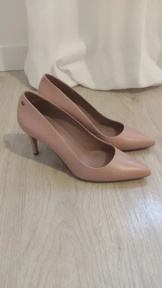 Zapatos de salón tacón beige. Piel.