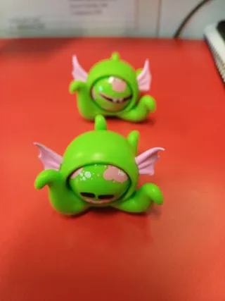 2 Figuras Monstruo Verde Alado