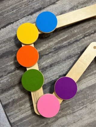 Barra de equilibrio de madera con círculos