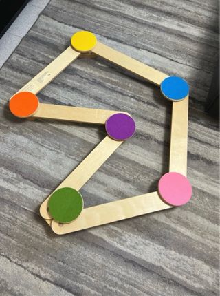 Barra de equilibrio de madera con círculos