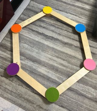 Barra de equilibrio de madera con círculos