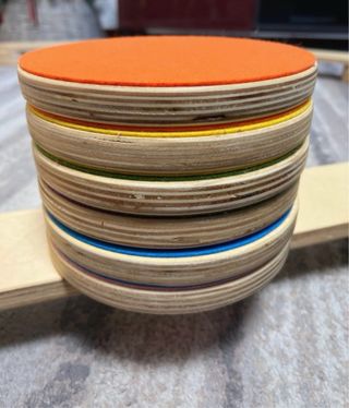 Barra de equilibrio de madera con círculos