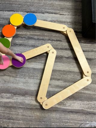 Barra de equilibrio de madera con círculos