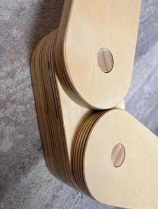 Barra de equilibrio de madera con círculos