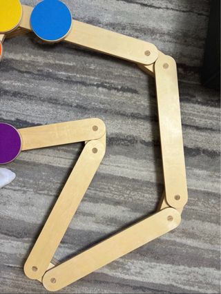 Barra de equilibrio de madera con círculos