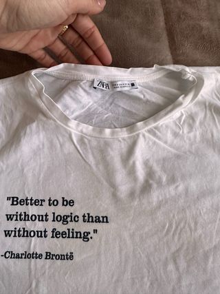 Camiseta blanca con cita Charlotte Brontë