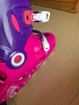 Patines en línea Decathlon fucsia y morados.