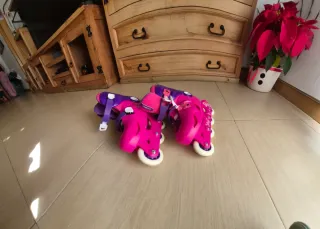 Patines en línea Decathlon fucsia y morados.