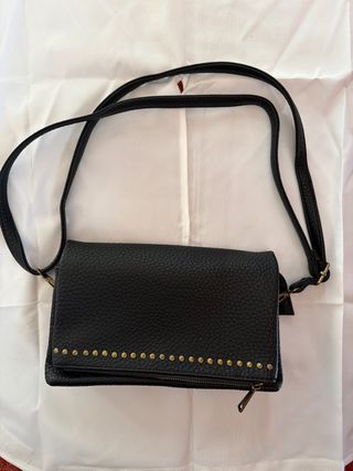 Borsetta tracolla nera con borchie bronzo