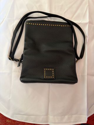 Borsetta tracolla nera con borchie bronzo