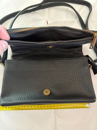 Borsetta tracolla nera con borchie bronzo