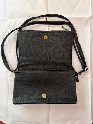 Borsetta tracolla nera con borchie bronzo