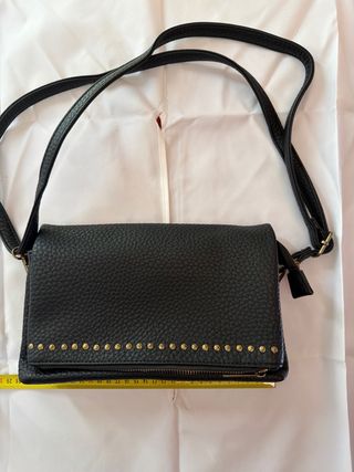 Borsetta tracolla nera con borchie bronzo