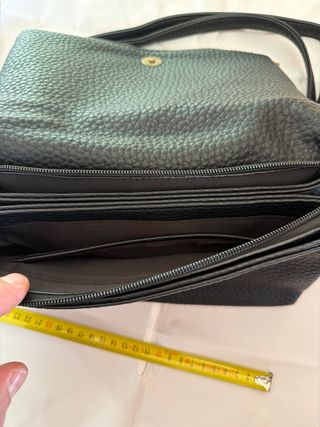 Borsetta tracolla nera con borchie bronzo