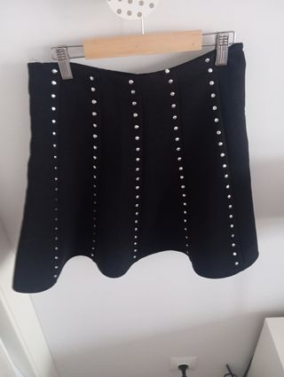 Falda negra evasé con adornos metálicos