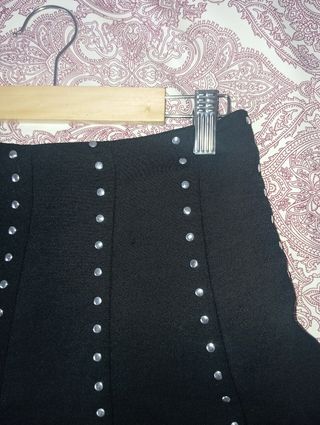 Falda negra evasé con adornos metálicos