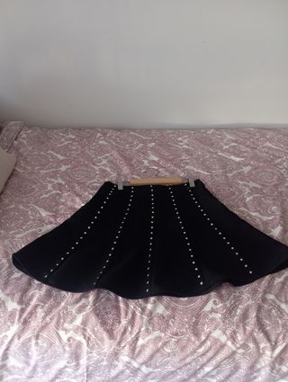 Falda negra evasé con adornos metálicos