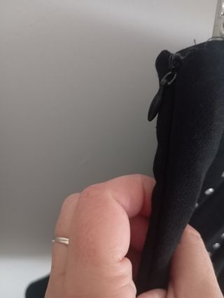 Falda negra evasé con adornos metálicos