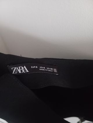 Falda negra evasé con adornos metálicos