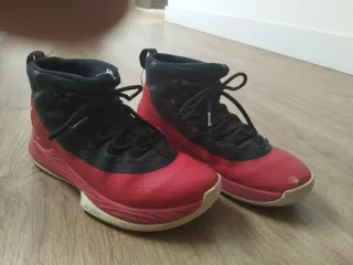 Botas de Baloncesto Jordan Negras y Rojas