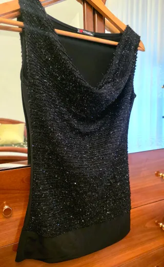 Top brillante negro
