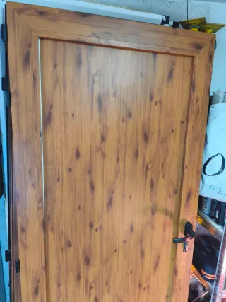 Puerta aluminio color madera