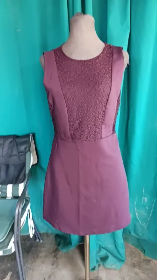 Vestido morado con encaje
