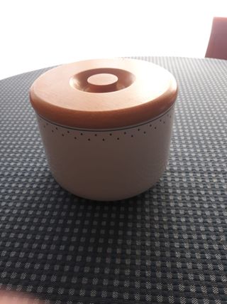 Porta biscotti in ceramica con coperchio in legno