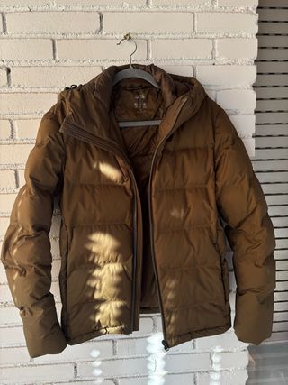 Abrigo plumas Uniqlo marrón verdoso.