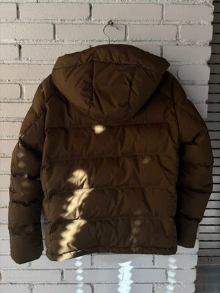 Abrigo plumas Uniqlo marrón verdoso.