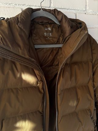 Abrigo plumas Uniqlo marrón verdoso.