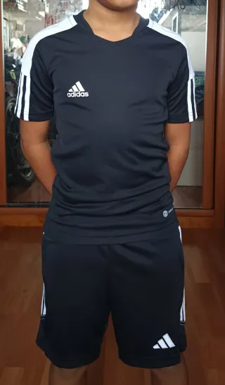 Conjunto deportivo Adidas niño negro talla 7-8.