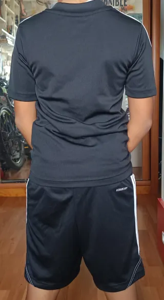 Conjunto deportivo Adidas niño negro talla 7-8.