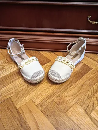 Sandalias de verano amarillas.