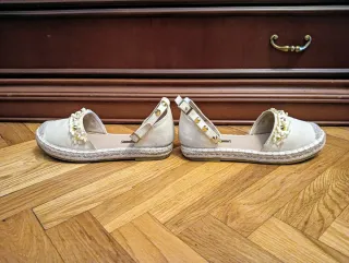 Sandalias de verano amarillas.