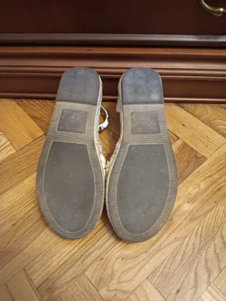 Sandalias de verano amarillas.