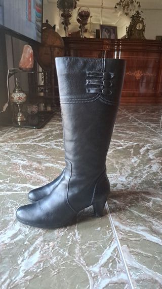 Botas altas de piel negras