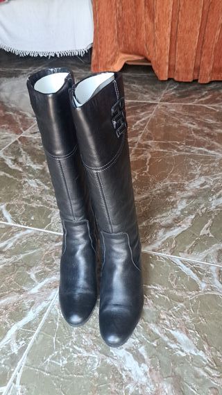 Botas altas de piel negras