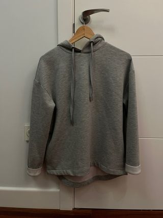 Sudadera gris con capucha
