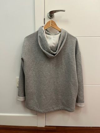 Sudadera gris con capucha