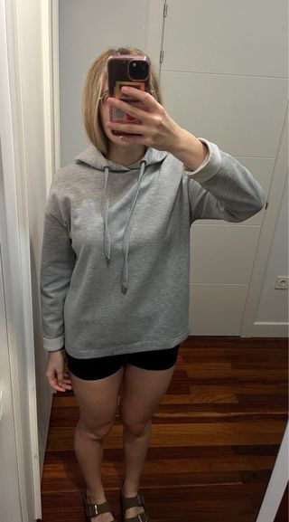 Sudadera gris con capucha