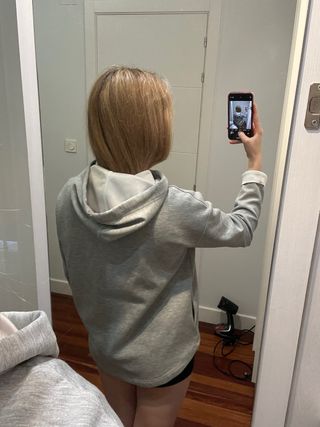 Sudadera gris con capucha