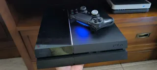 PS4 (PlayStation 4)