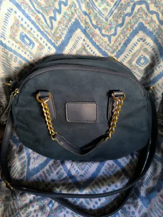 Bolso símil ante azul marino con cadena dorada