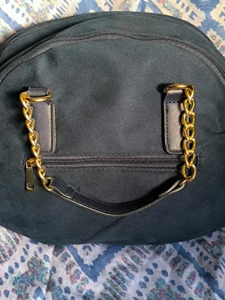 Bolso símil ante azul marino con cadena dorada