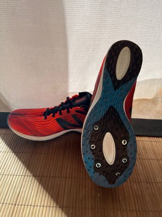 Zapatillas New Balance Clavos Rojas y Negras