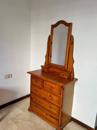 Cómoda de madera con espejo