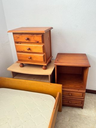 Cómoda de madera con espejo