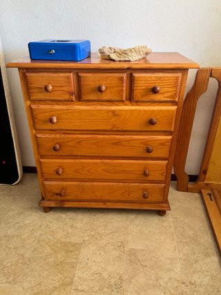 Cómoda de madera con espejo