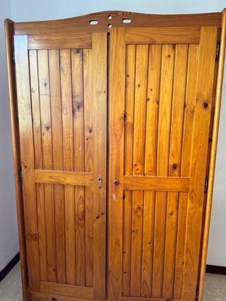 Cómoda de madera con espejo